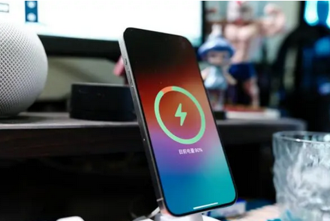 绿园苹果15换屏服务分享用什么充电器给iPhone15充电更好 